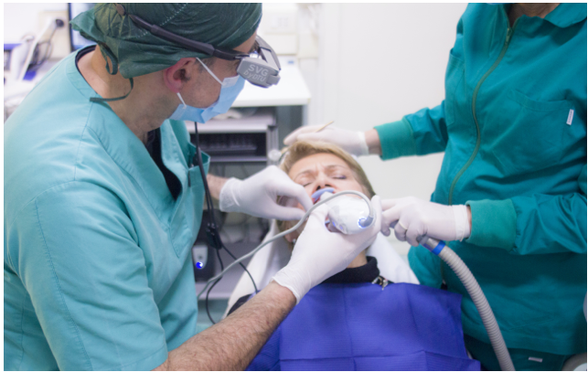 Incidindo a luz-mais-brilhante em dentes  sensíveis