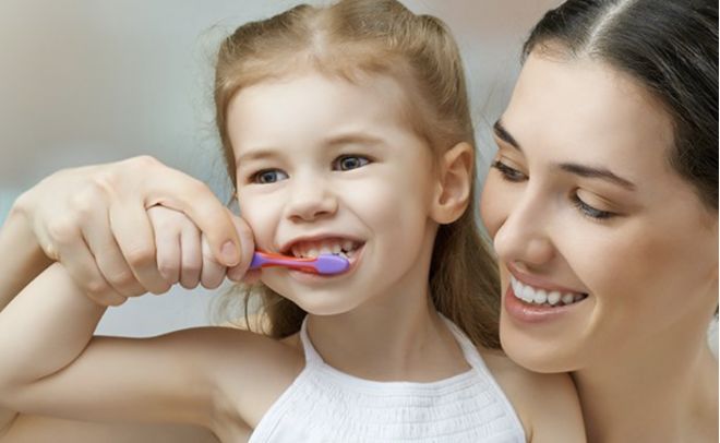 Bons hábitos de escovagem dos dentes das crianças pode estar ligado ao bem-estar das mães